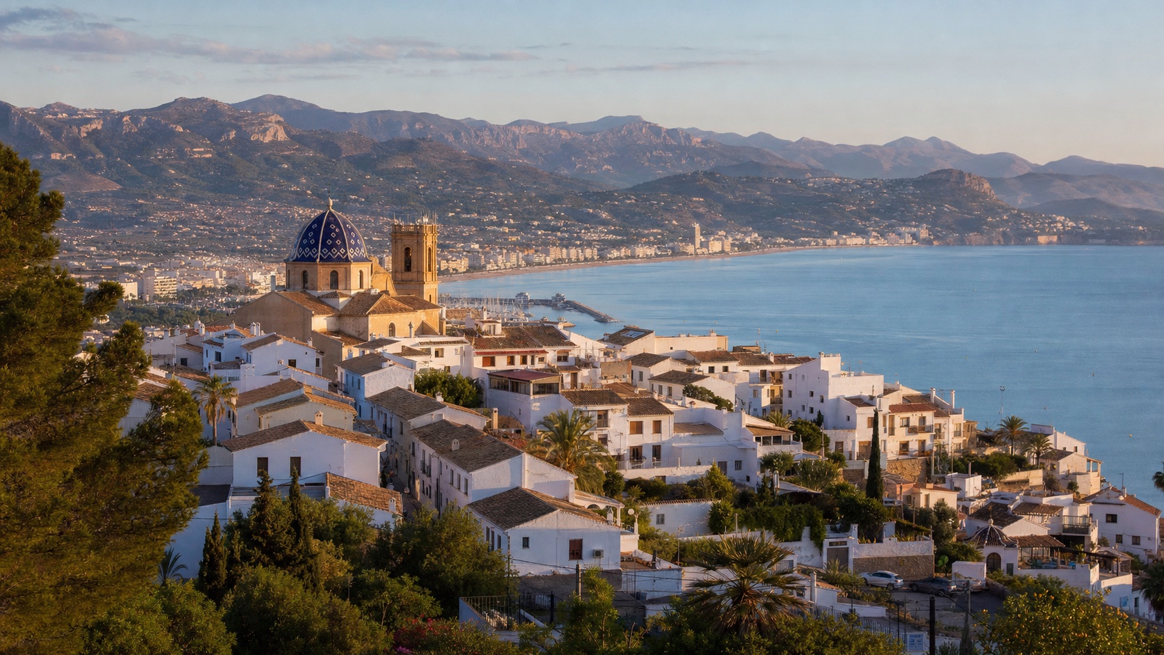 Casco antiguo de Altea, iglesia de cúpulas azules y costa mediterránea