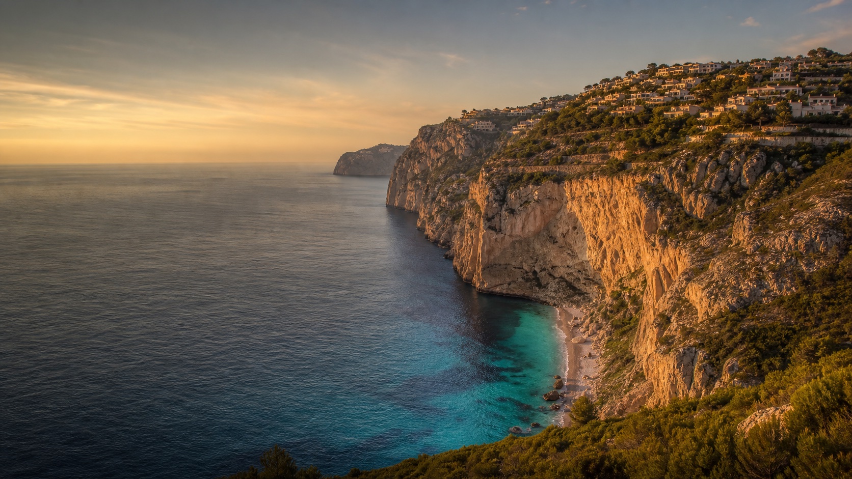 Acantilados y agua turquesa de la Cala del Moraig en Benitatxell