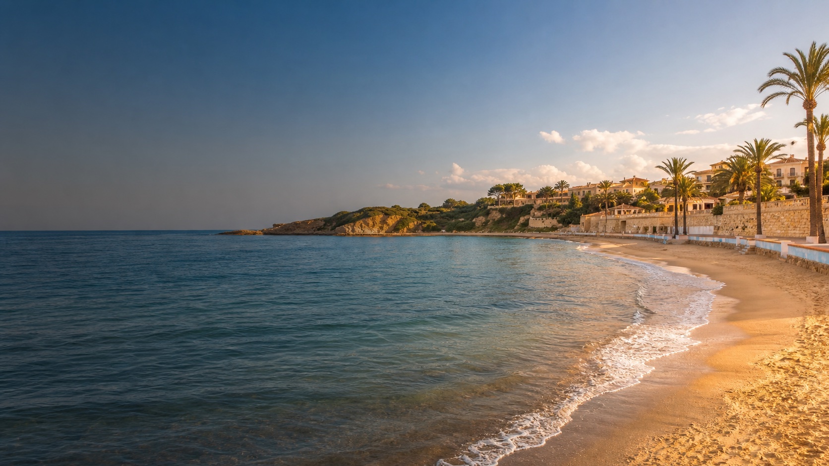 Playa de Campoamor, puerto y costa mediterránea arbolada