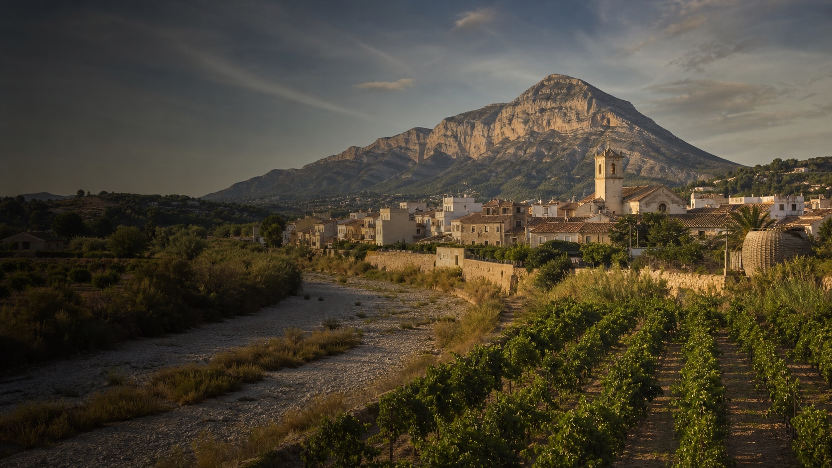 Gata de Gorgos, calles de artesanía tradicional y paisaje del Montgó
