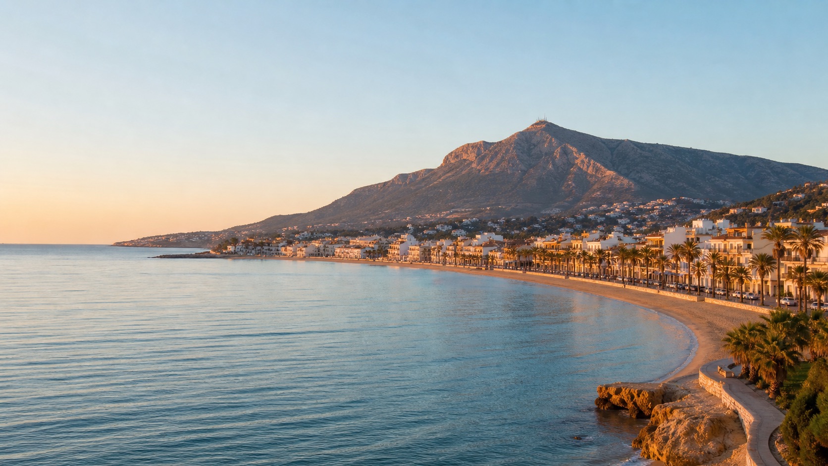 Playa del Arenal de Jávea, paisaje del Montgó y bahía mediterránea