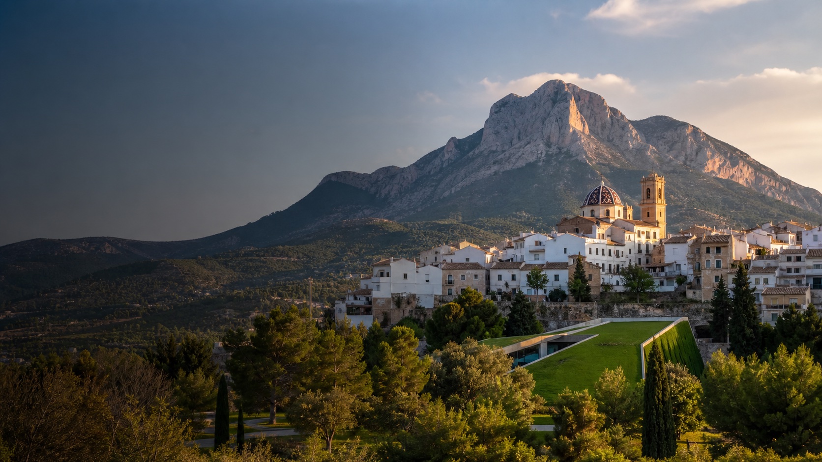 Casco antiguo de La Nucía, casas blancas y paisaje del Puig Campana