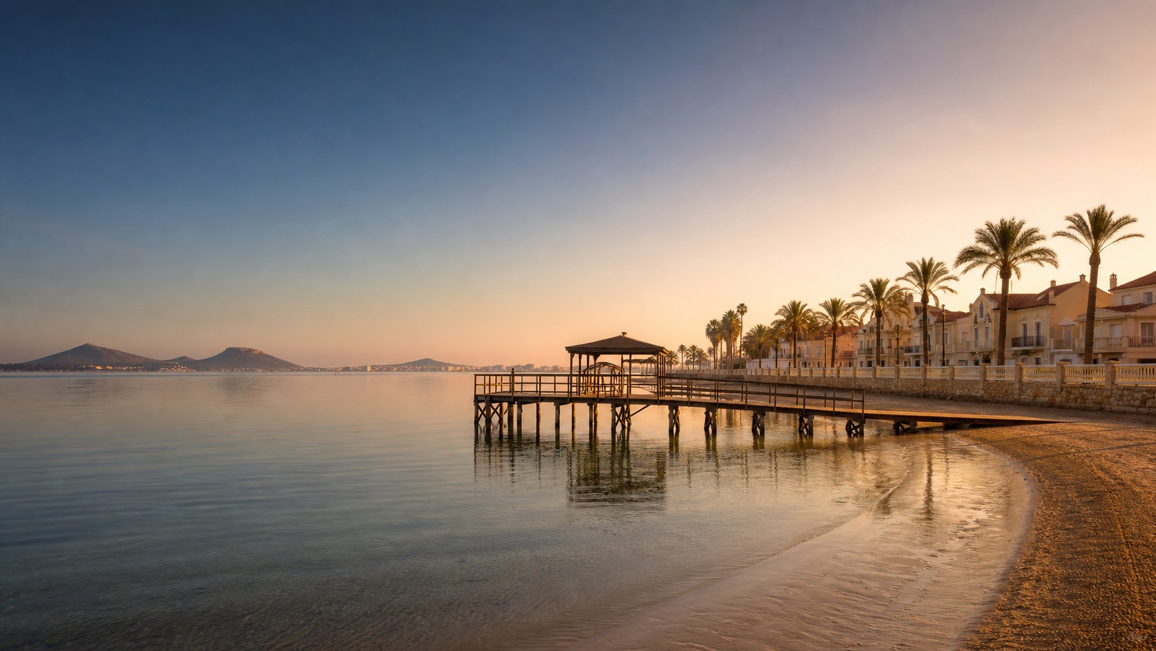 Playa de Los Alcázares, paseo con palmeras y aguas tranquilas del Mar Menor