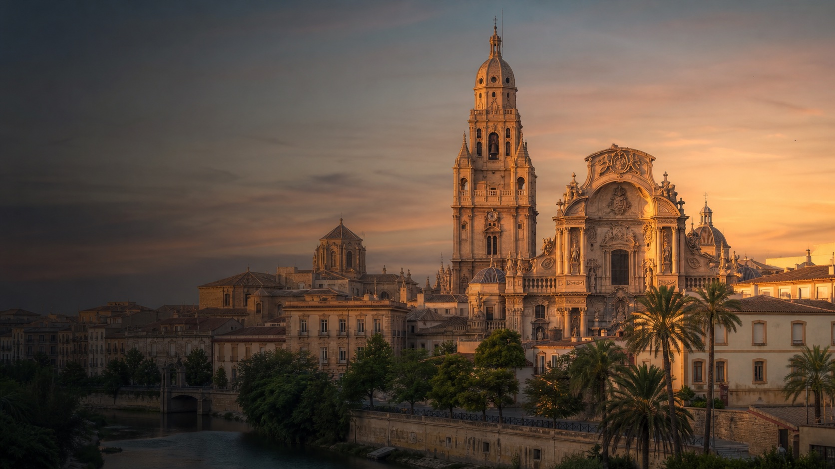 Catedral de Murcia, centro histórico y ribera del Segura al atardecer