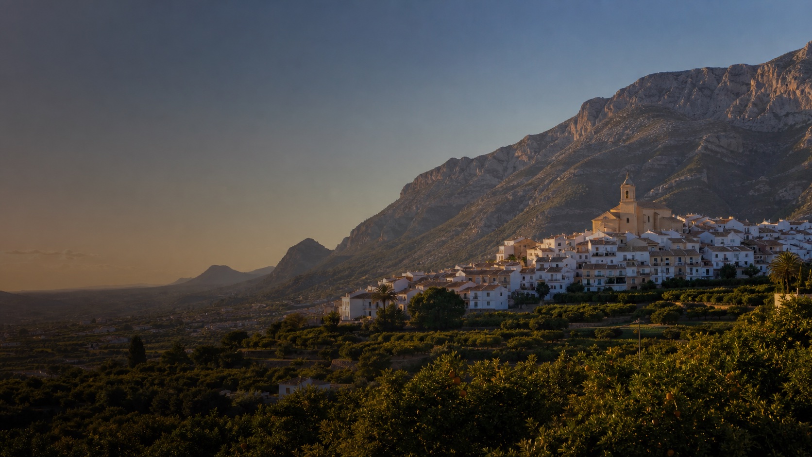 Orba, campanario y valle de cítricos bajo las montañas alicantinas