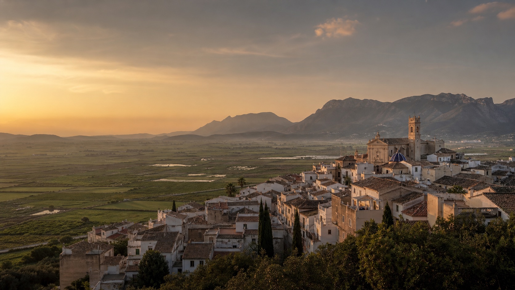 Casco antiguo de Pego, marjal y valle montañoso cerca del Mediterráneo