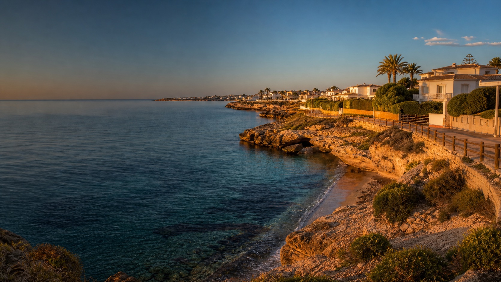 Cala de Playa Flamenca, agua mediterránea y paseo litoral