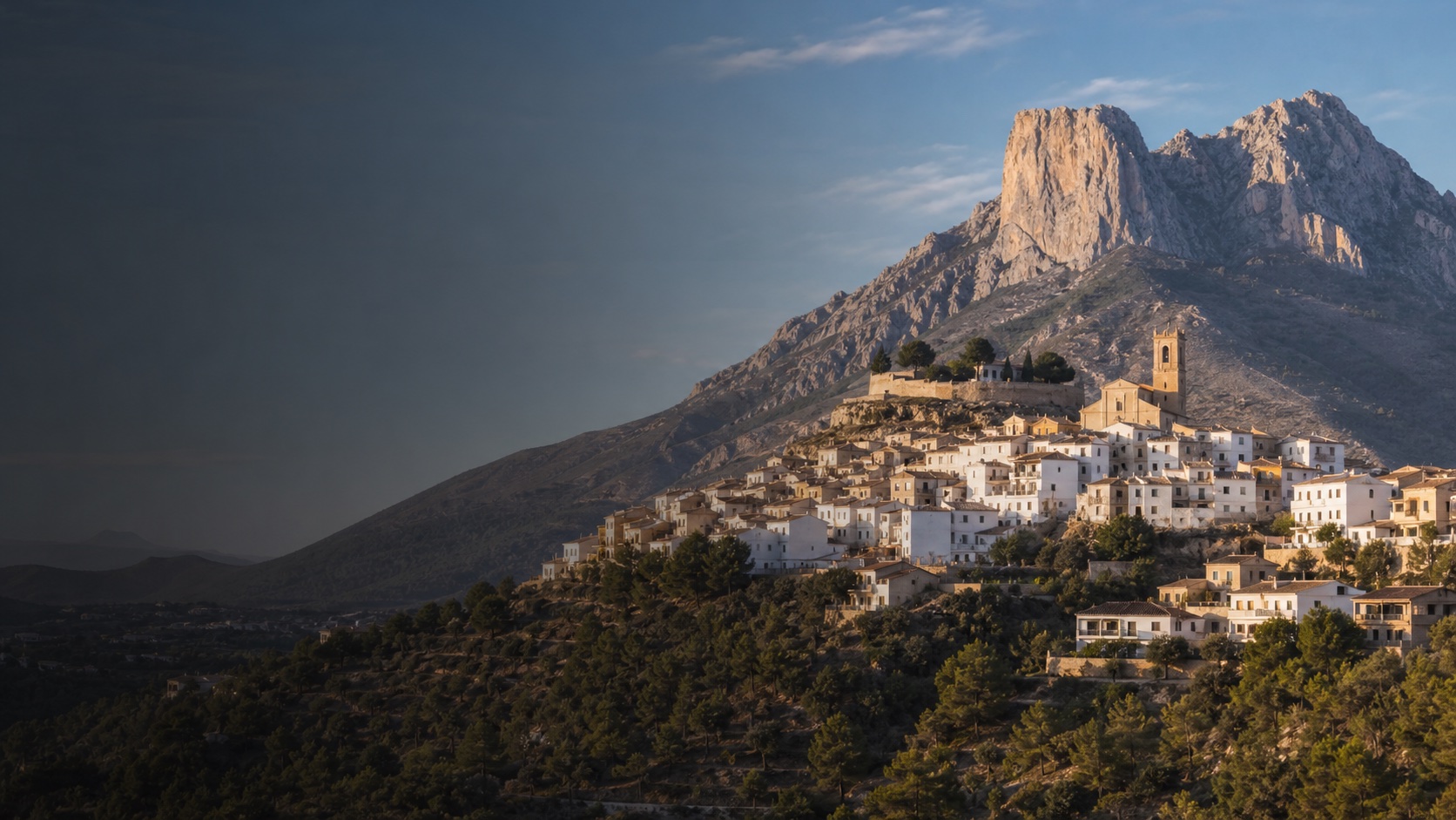 Casco antiguo de Polop, colina de la iglesia y panorama de montaña