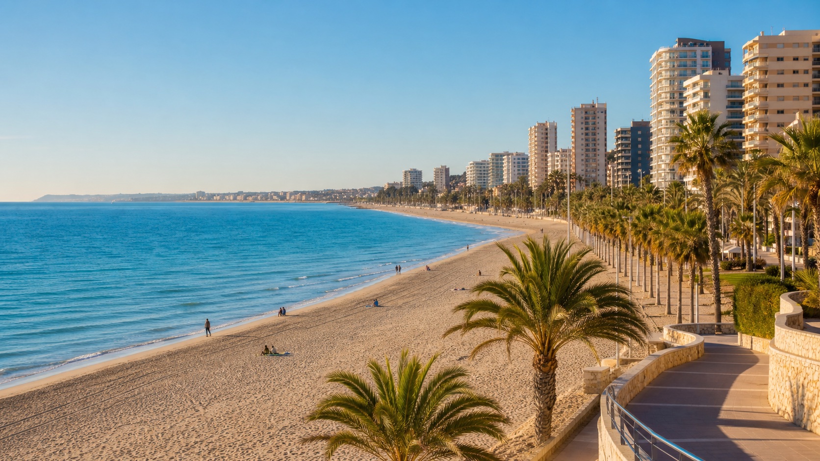 Playa de San Juan y paseo mediterráneo con palmeras cerca de Sant Joan d’Alacant