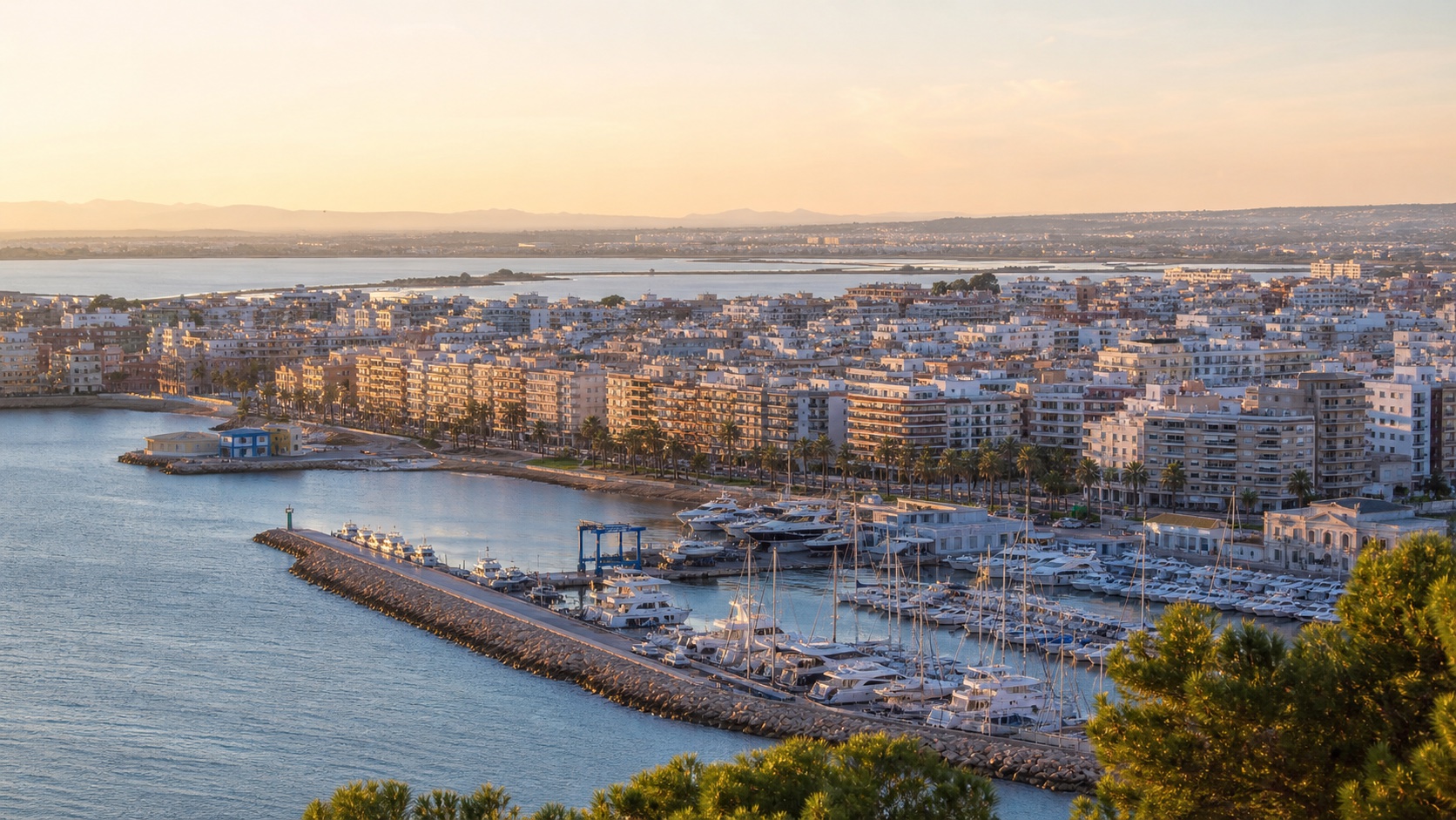 Puerto deportivo, paseo marítimo y paisaje salinero de Torrevieja