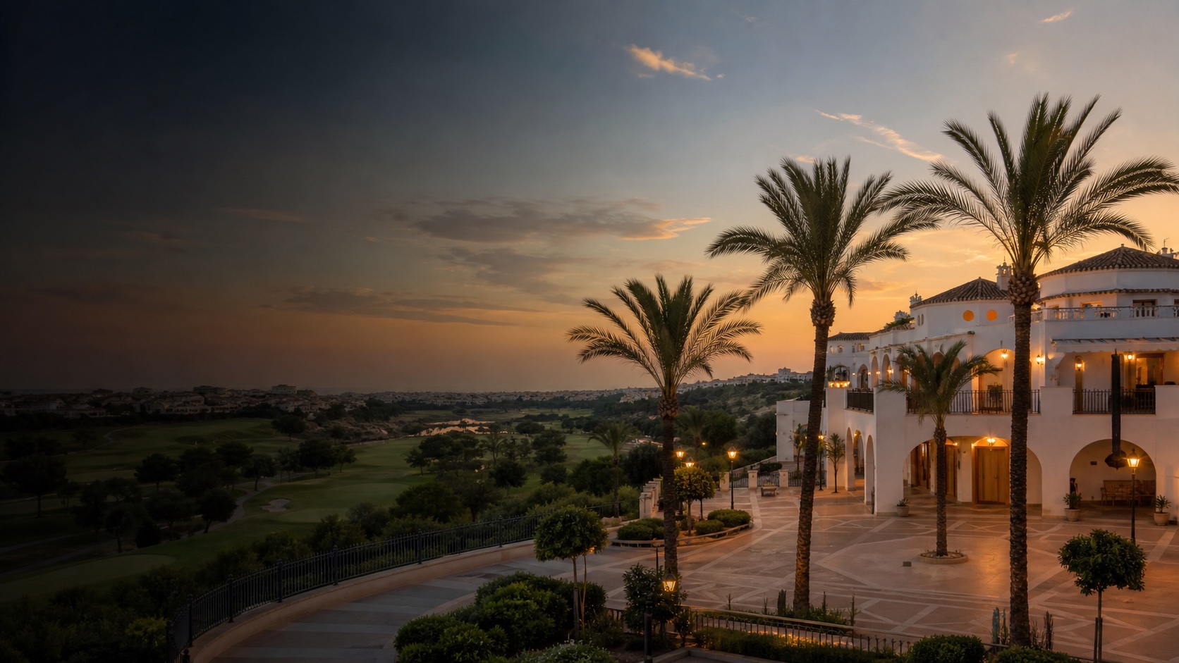 Plaza de Villamartín, palmeras y paisaje de golf en Orihuela Costa